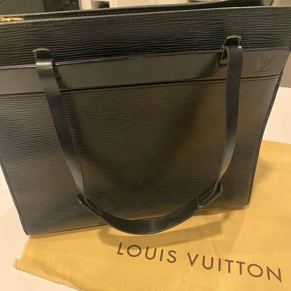 Louis Vuitton Epi Croisette Bag. Authentic. Black with gold hardware.